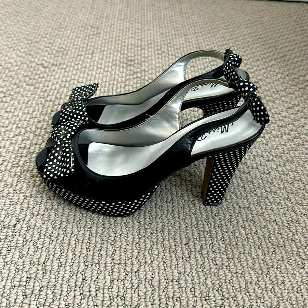 Used Super Cute Black & White Polk Dots Heels